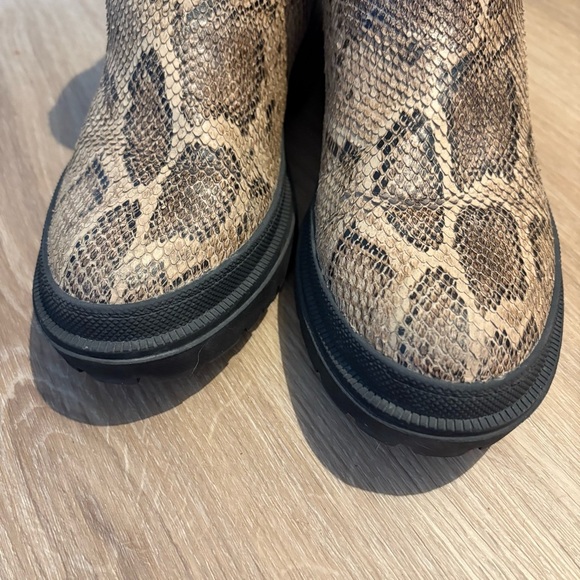 Lucky Brand Women’s Faux Snakeskin Chelsea Boots – Size 8 – Chunky Lug Sole - Picture 2 of 6